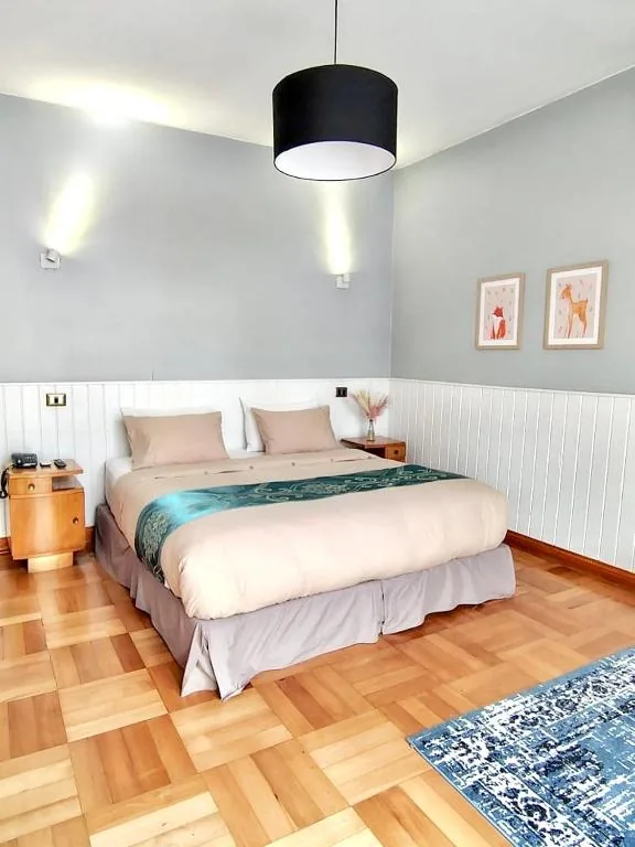 Habitación con cama extragrande y balcón — Hotel Boutique Casa Noble